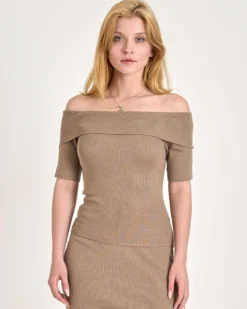 Melanie offshoulder